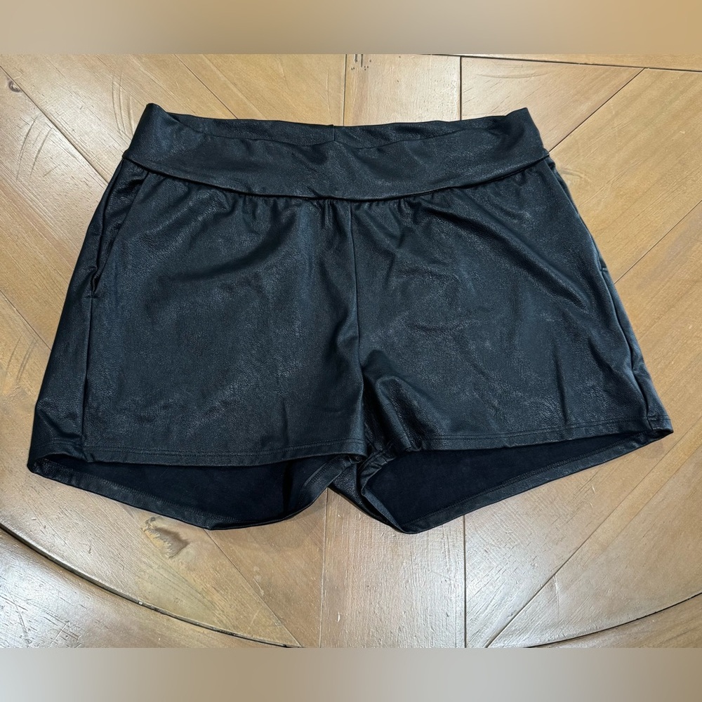 Commando Faux Leather Relaxed Short - Picture 8 of 11